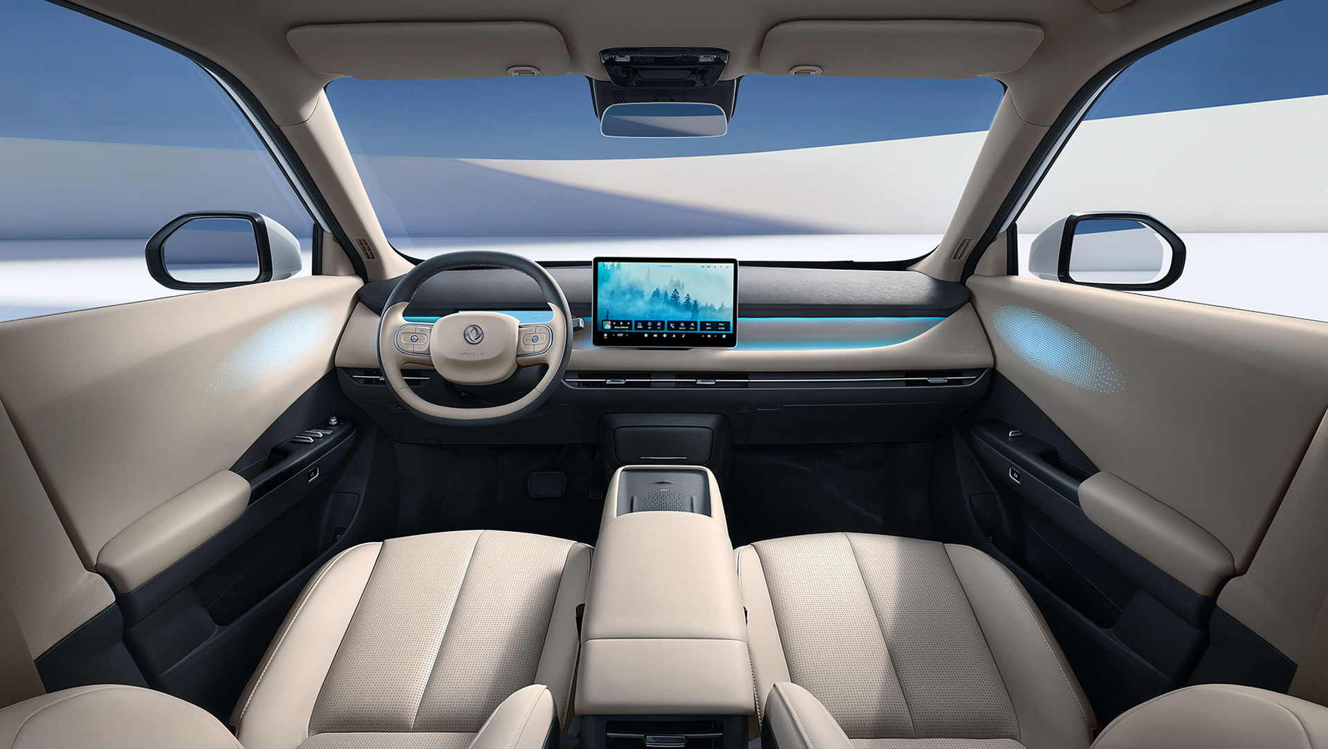 Beżowe wnętrze i czarne elementy.